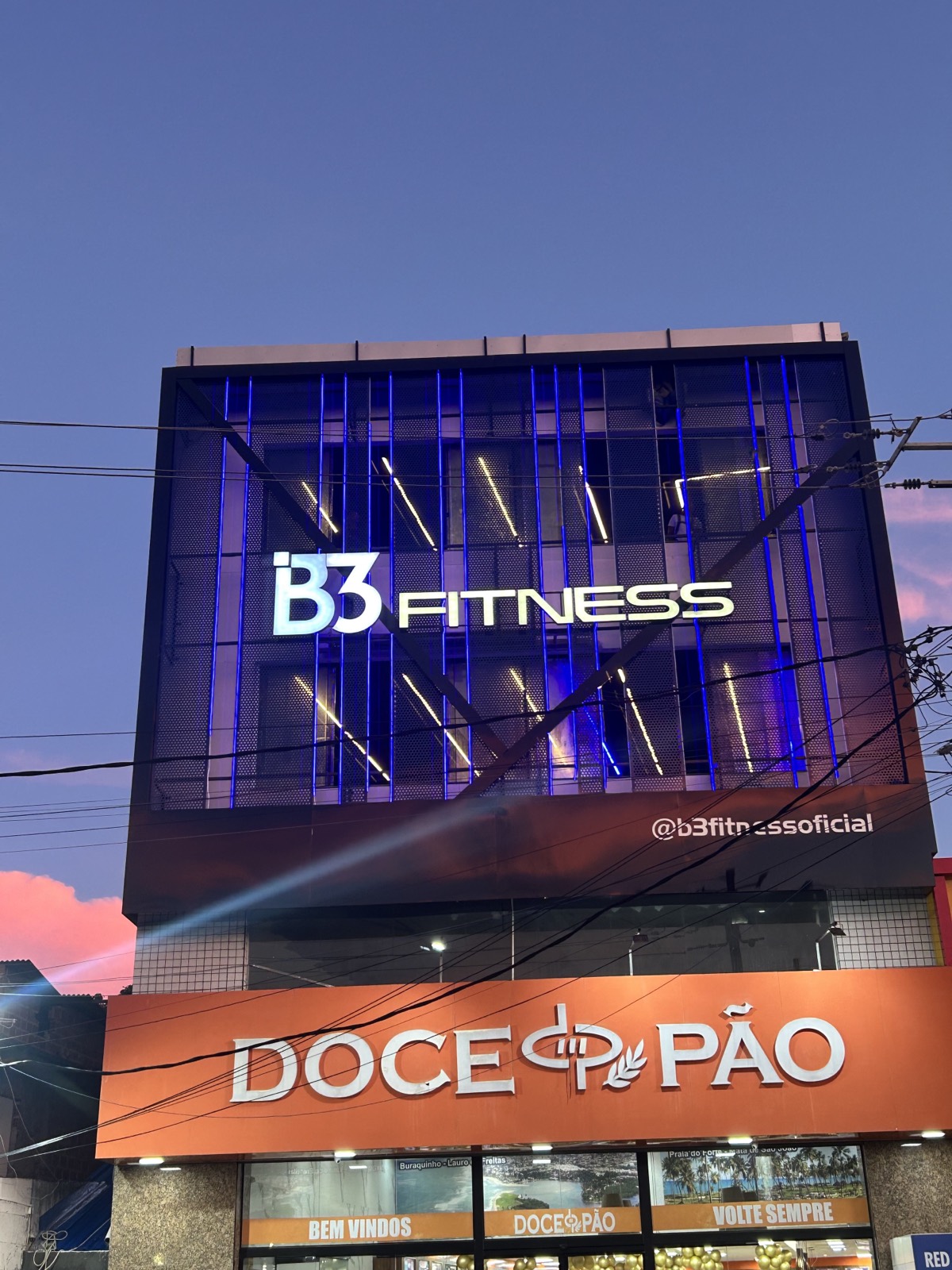 Fachada em ACM com iluminação LED azul — B3 Fitness